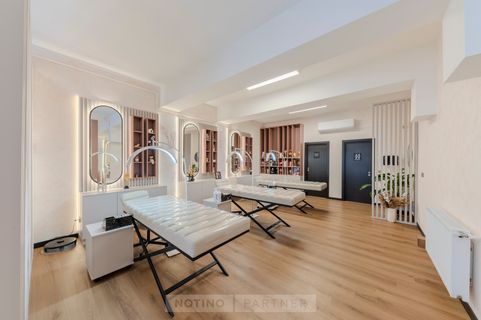 Cristina Nicu Lash Hub&Academy